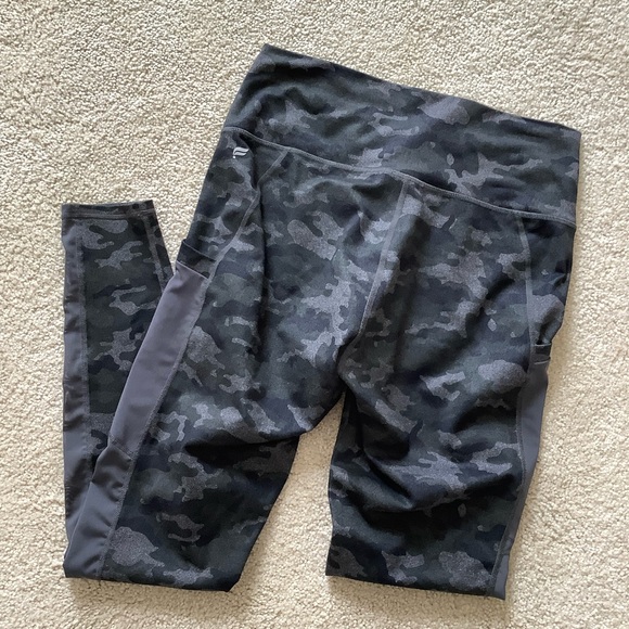 Fabletics Powerhold Womens Camo Army Leggings Athletic Yoga Workout Medium - Picture 7 of 7